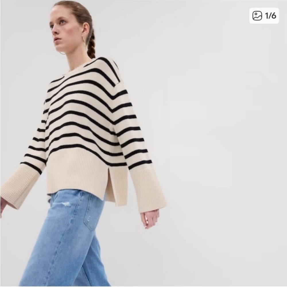 GAP Women's Black and Cream Striped Sweater